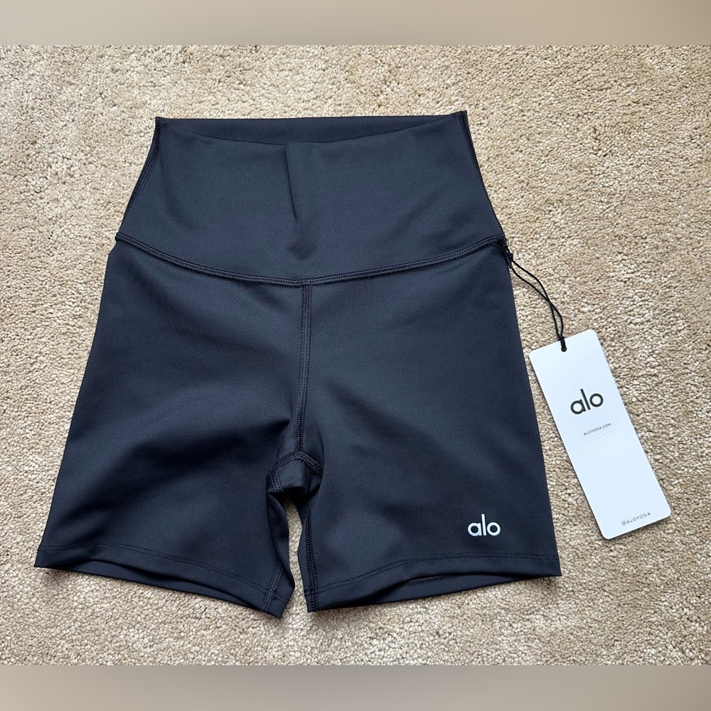 NWT Alo Yoga Airlift Energy Short - 5” Biker Short - XS Black - Picture 1 of 4